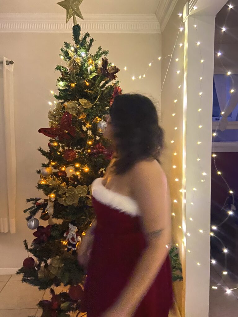 Cute and cozy Christmas outfit ideas for holiday parties and festive celebrations.